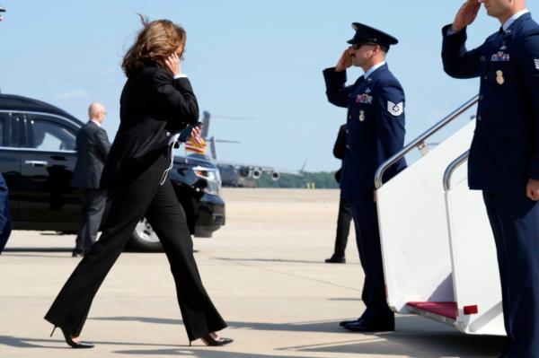 Democratic presidential nominee Vice President Kamala Harris boards Air Force Two to travel to Detroit and Pittsburgh for campaign events, at Joint ba<em></em>se Andrews, Md., Mo<em></em>nday Sept. 2, 2024.