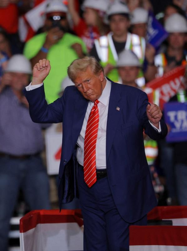 Do<em></em>nald Trump celebrating on a rally stage